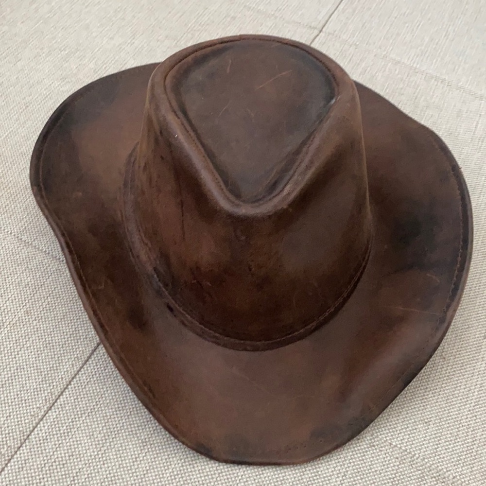 Armadu leather hat